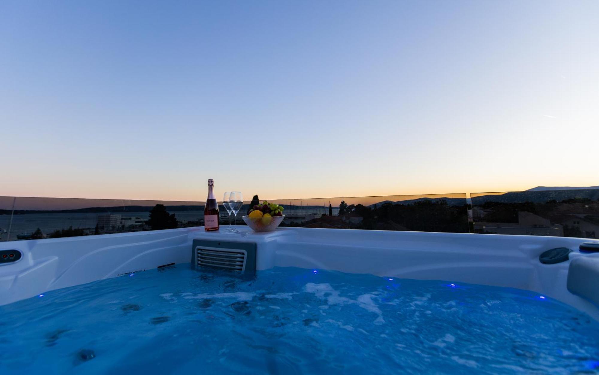 Jakob's Rooftop Apartment Kastela